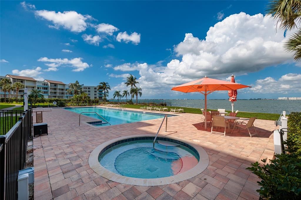 合同活跃: $1,250,000 (3 贝兹, 2 浴室, 1867 平方英尺)