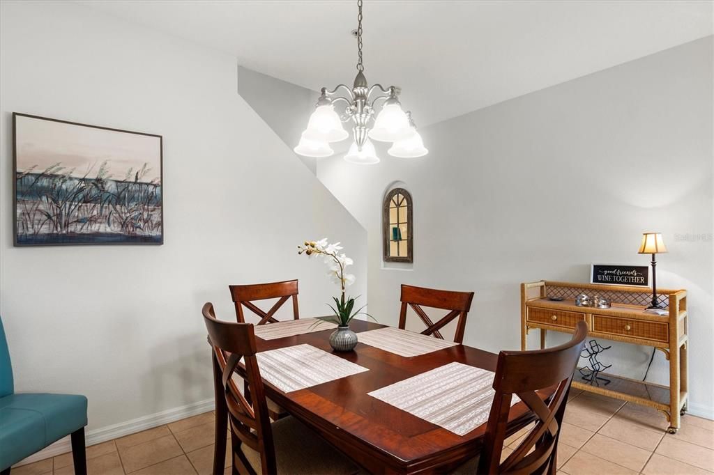 合同活跃: $239,900 (2 贝兹, 2 浴室, 1537 平方英尺)