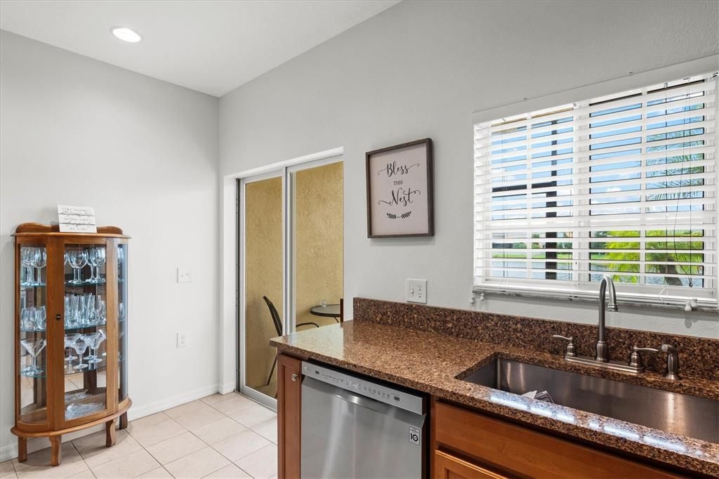 合同活跃: $239,900 (2 贝兹, 2 浴室, 1537 平方英尺)