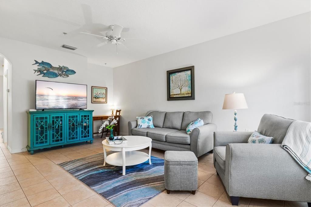 合同活跃: $239,900 (2 贝兹, 2 浴室, 1537 平方英尺)