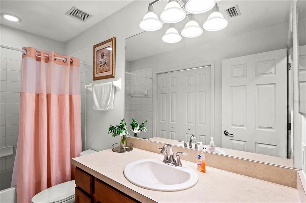 合同活跃: $239,900 (2 贝兹, 2 浴室, 1537 平方英尺)