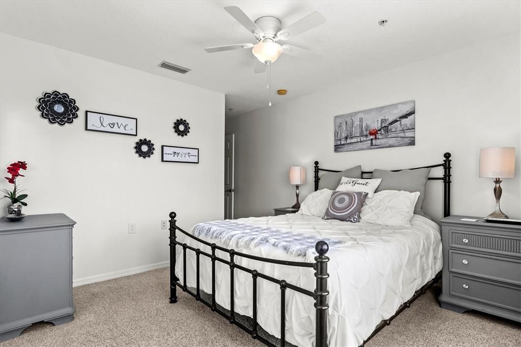 合同活跃: $239,900 (2 贝兹, 2 浴室, 1537 平方英尺)