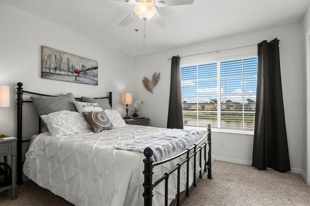 合同活跃: $239,900 (2 贝兹, 2 浴室, 1537 平方英尺)