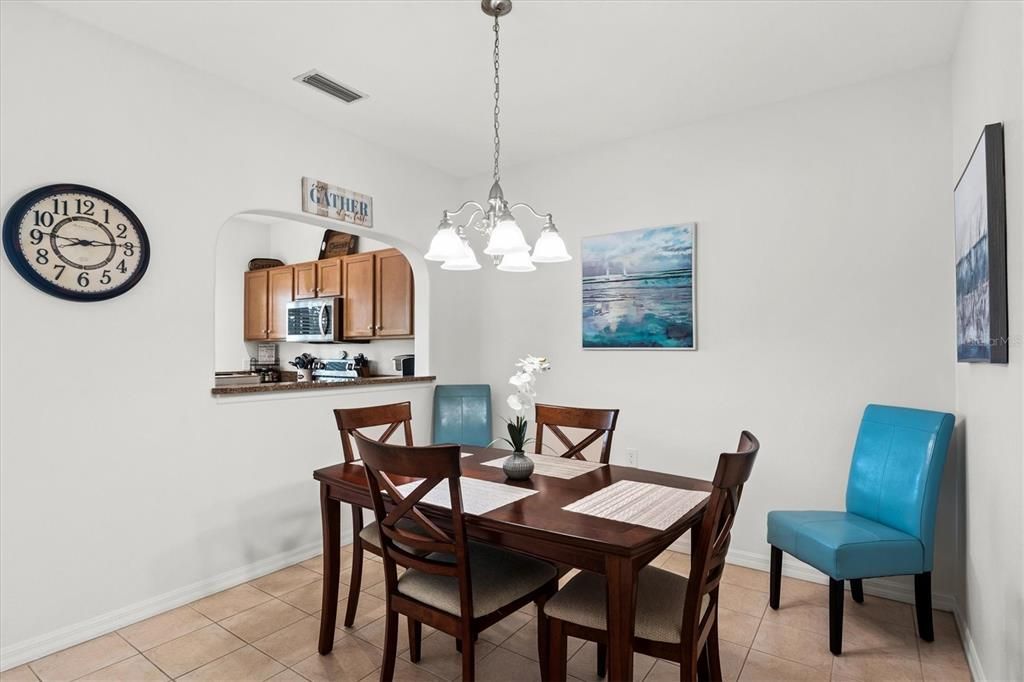 合同活跃: $239,900 (2 贝兹, 2 浴室, 1537 平方英尺)