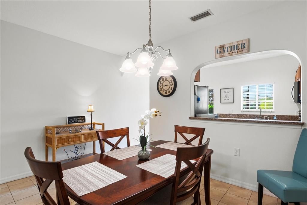 合同活跃: $239,900 (2 贝兹, 2 浴室, 1537 平方英尺)