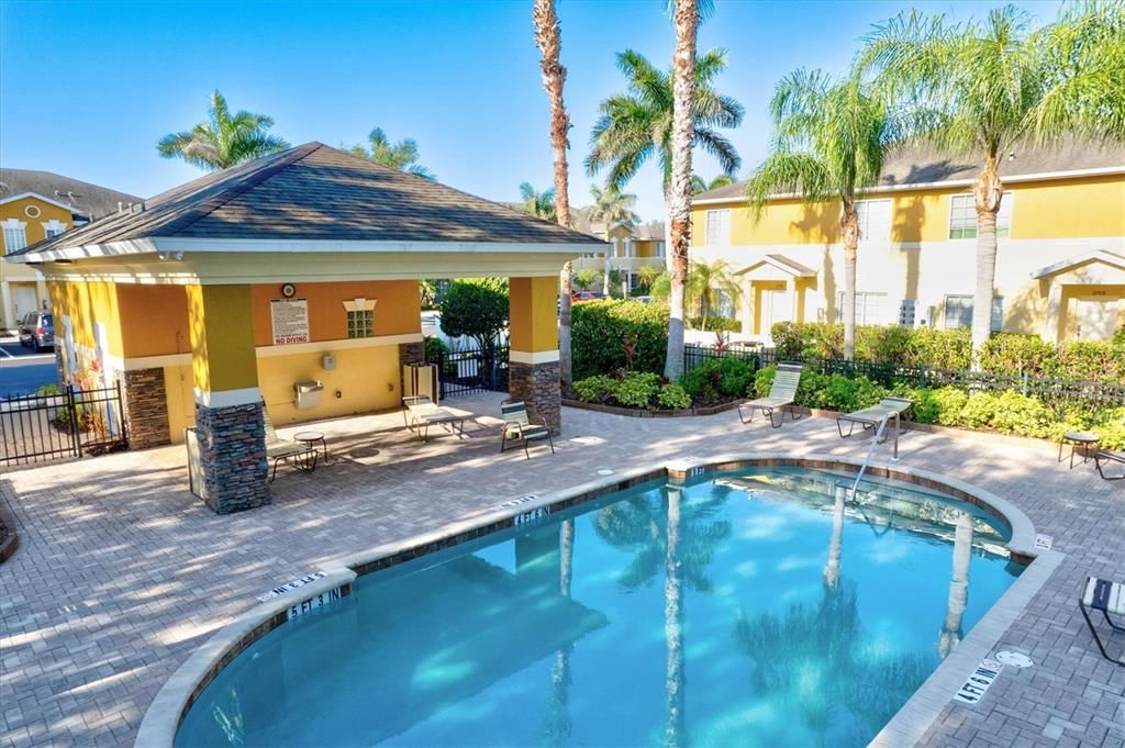 合同活跃: $239,900 (2 贝兹, 2 浴室, 1537 平方英尺)