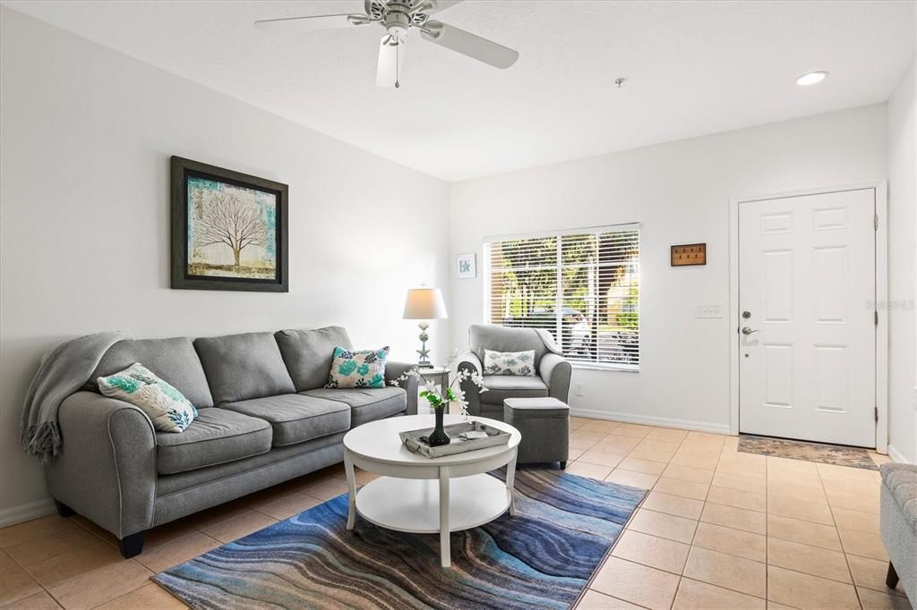 合同活跃: $239,900 (2 贝兹, 2 浴室, 1537 平方英尺)