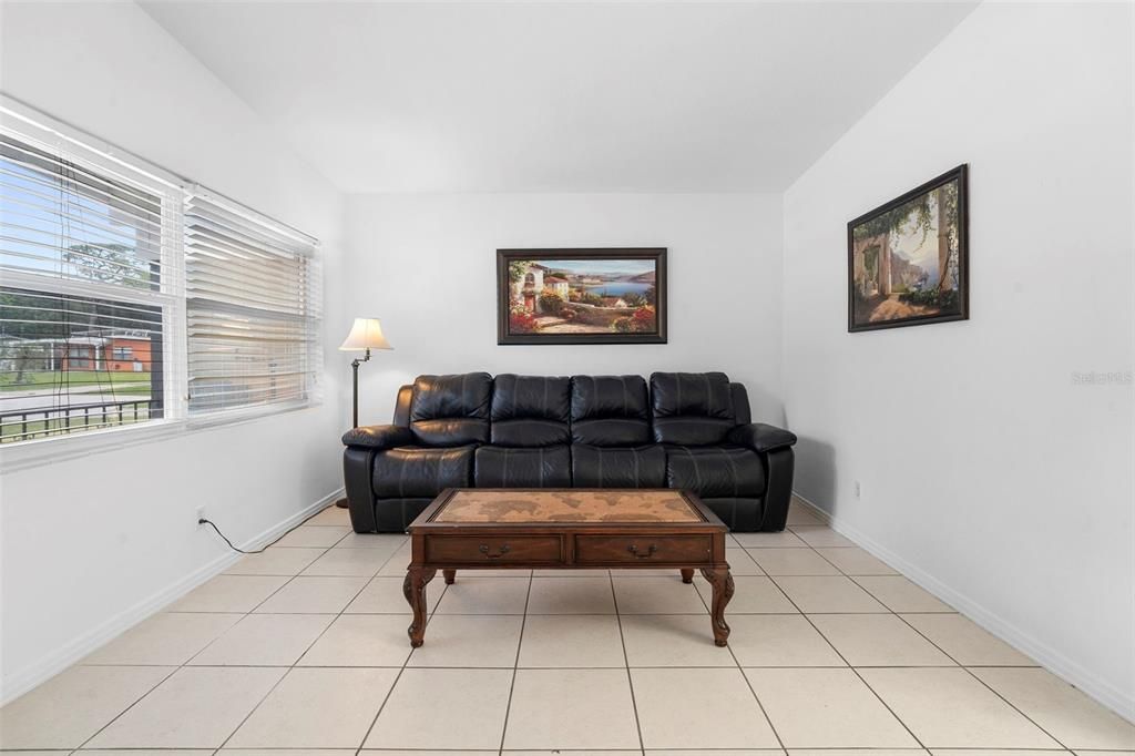 合同活跃: $399,900 (4 贝兹, 3 浴室, 1514 平方英尺)