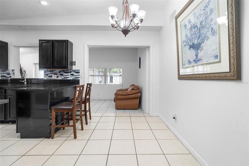 合同活跃: $399,900 (4 贝兹, 3 浴室, 1514 平方英尺)