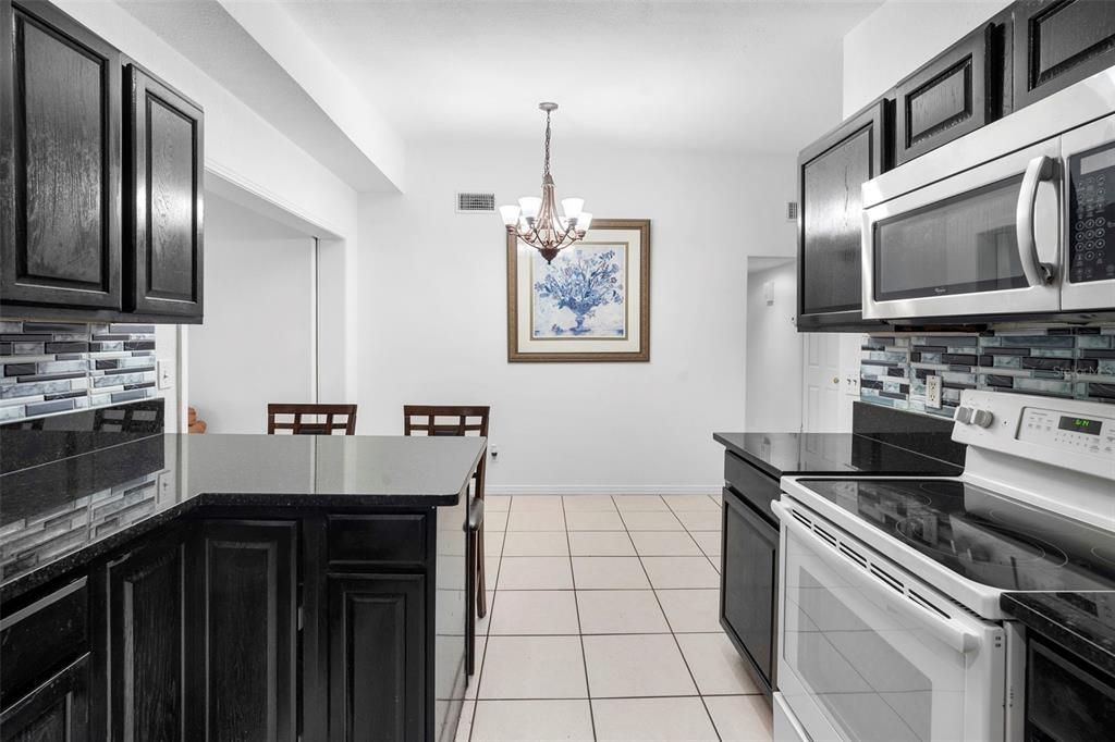 合同活跃: $399,900 (4 贝兹, 3 浴室, 1514 平方英尺)