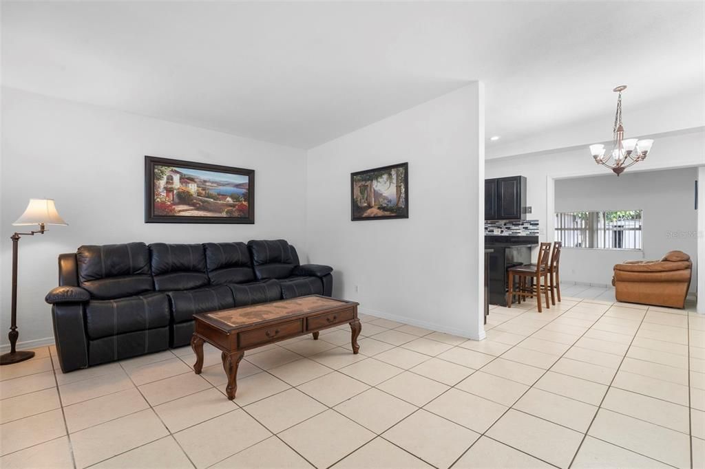 合同活跃: $399,900 (4 贝兹, 3 浴室, 1514 平方英尺)