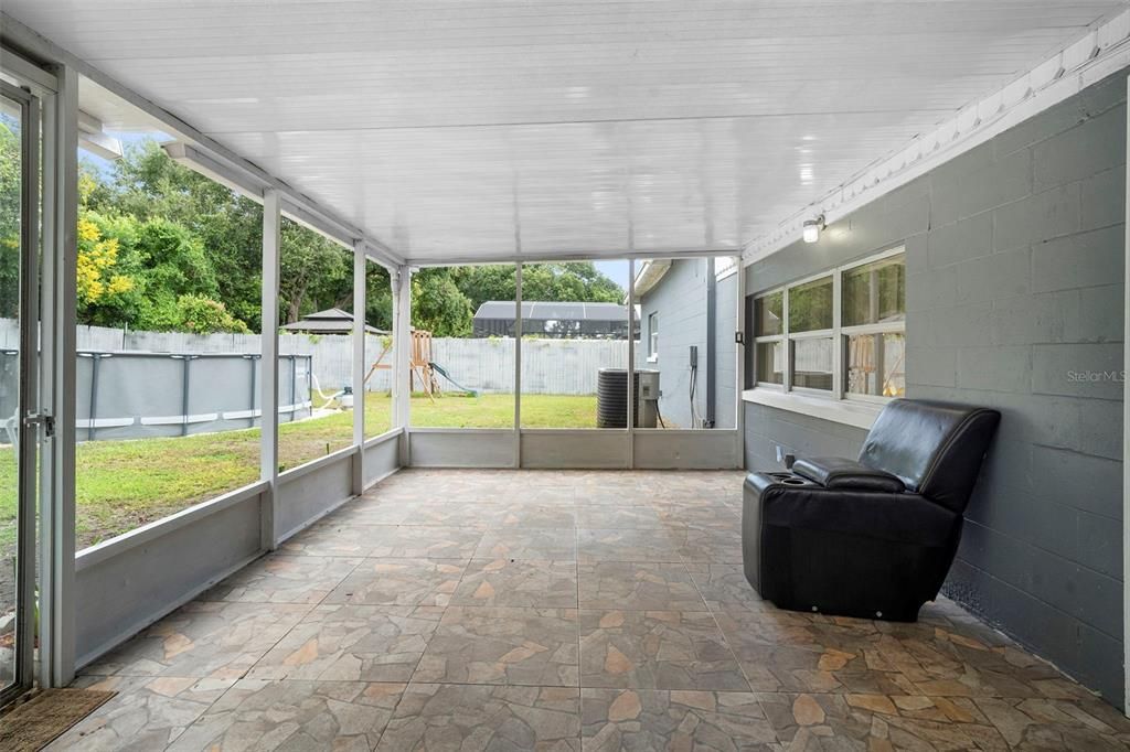 合同活跃: $399,900 (4 贝兹, 3 浴室, 1514 平方英尺)