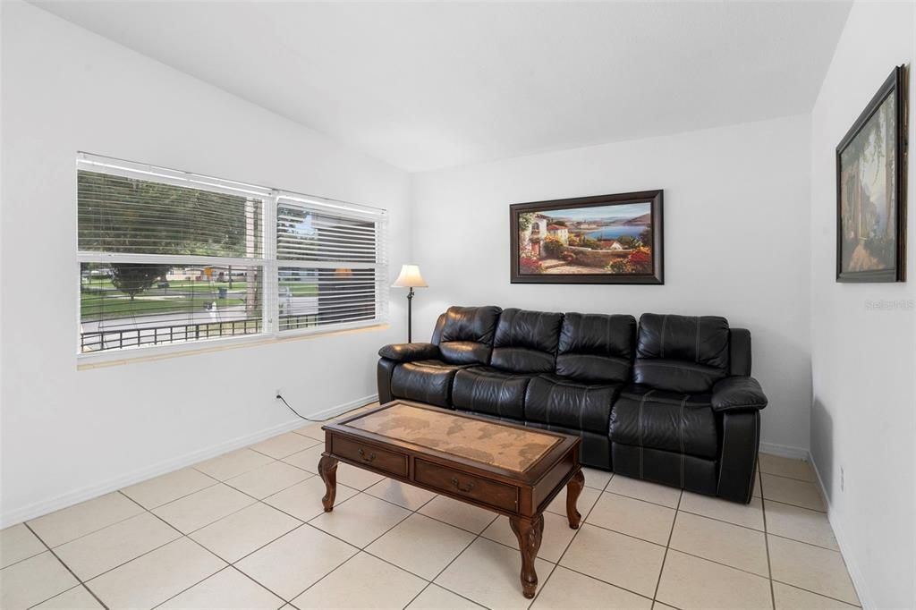 合同活跃: $399,900 (4 贝兹, 3 浴室, 1514 平方英尺)