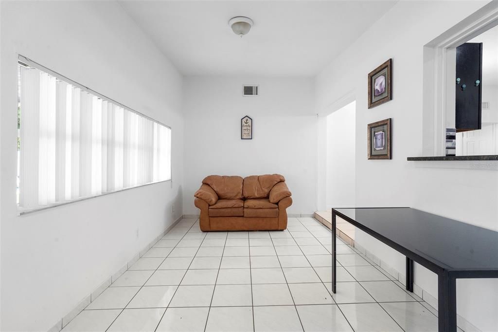 合同活跃: $399,900 (4 贝兹, 3 浴室, 1514 平方英尺)