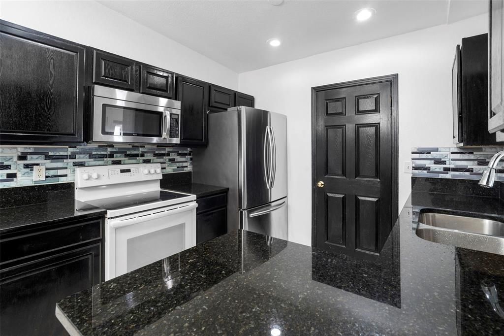 合同活跃: $399,900 (4 贝兹, 3 浴室, 1514 平方英尺)