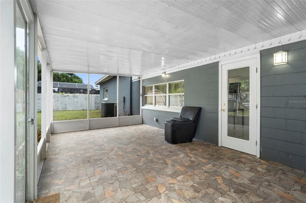 合同活跃: $399,900 (4 贝兹, 3 浴室, 1514 平方英尺)