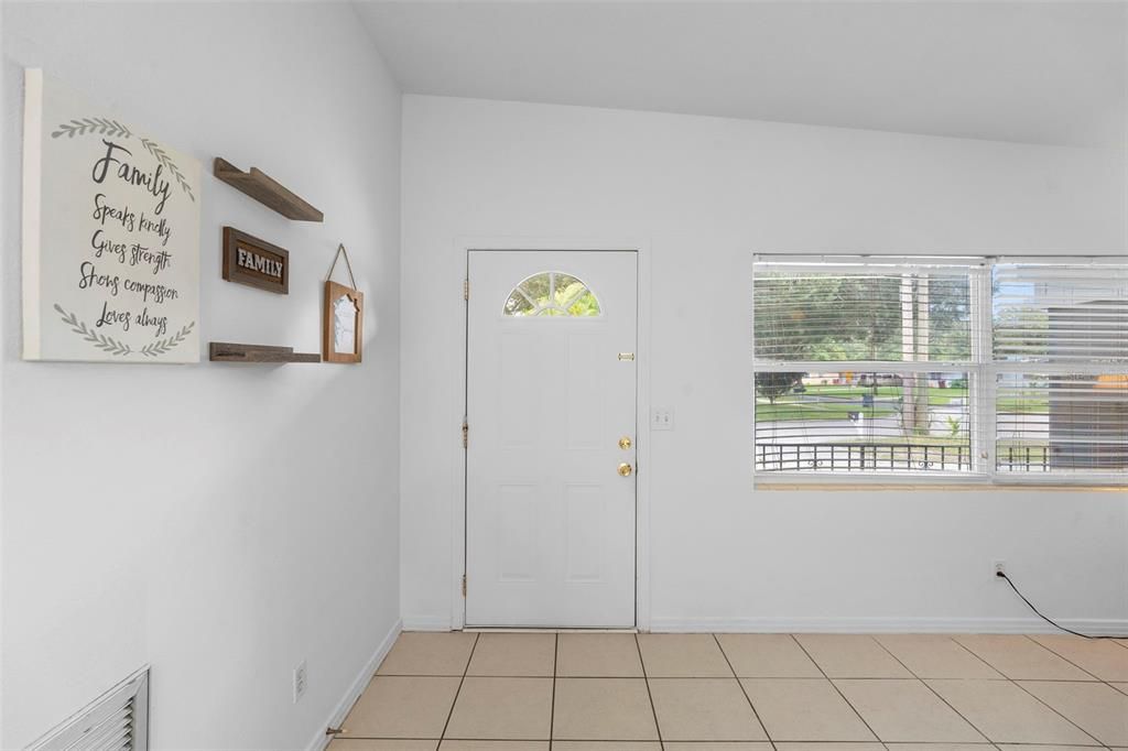 合同活跃: $399,900 (4 贝兹, 3 浴室, 1514 平方英尺)