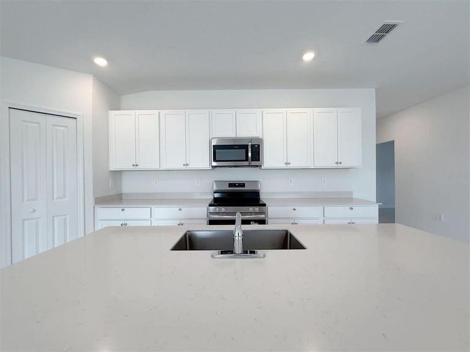 出租: $2,000 (4 贝兹, 3 浴室, 2174 平方英尺)