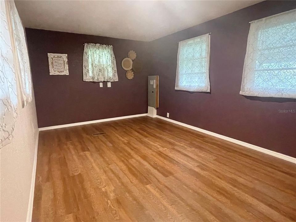 待售: $69,900 (1 贝兹, 1 浴室, 940 平方英尺)