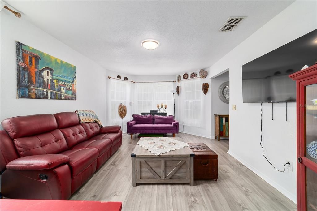 For Sale: $359,900 (3 beds, 2 baths, 1640 Square Feet)