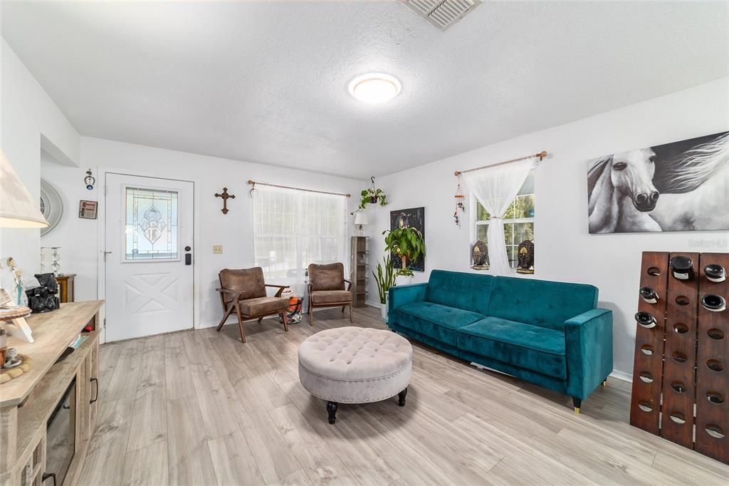 For Sale: $359,900 (3 beds, 2 baths, 1640 Square Feet)