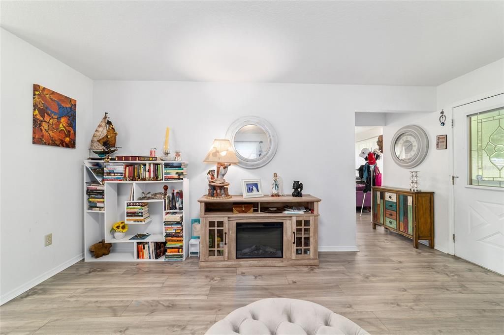 For Sale: $359,900 (3 beds, 2 baths, 1640 Square Feet)