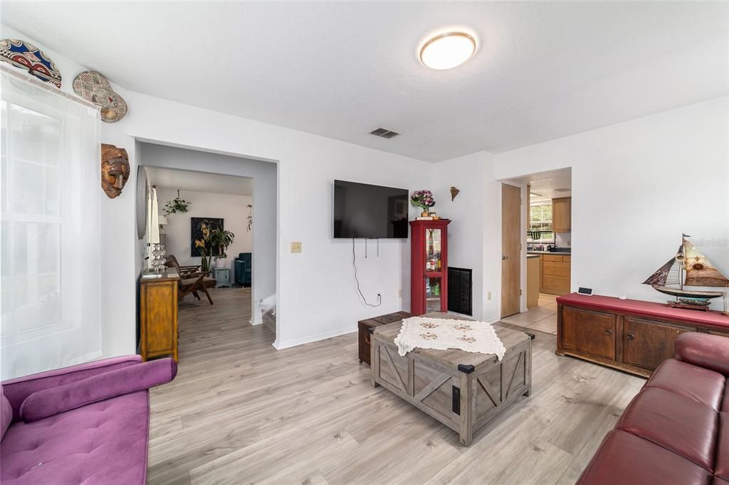 For Sale: $359,900 (3 beds, 2 baths, 1640 Square Feet)