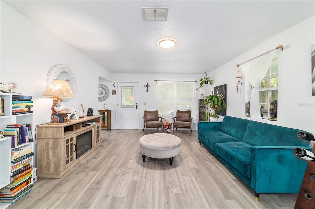 For Sale: $359,900 (3 beds, 2 baths, 1640 Square Feet)