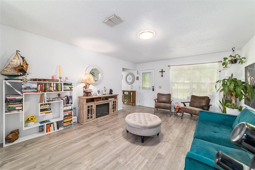 For Sale: $359,900 (3 beds, 2 baths, 1640 Square Feet)