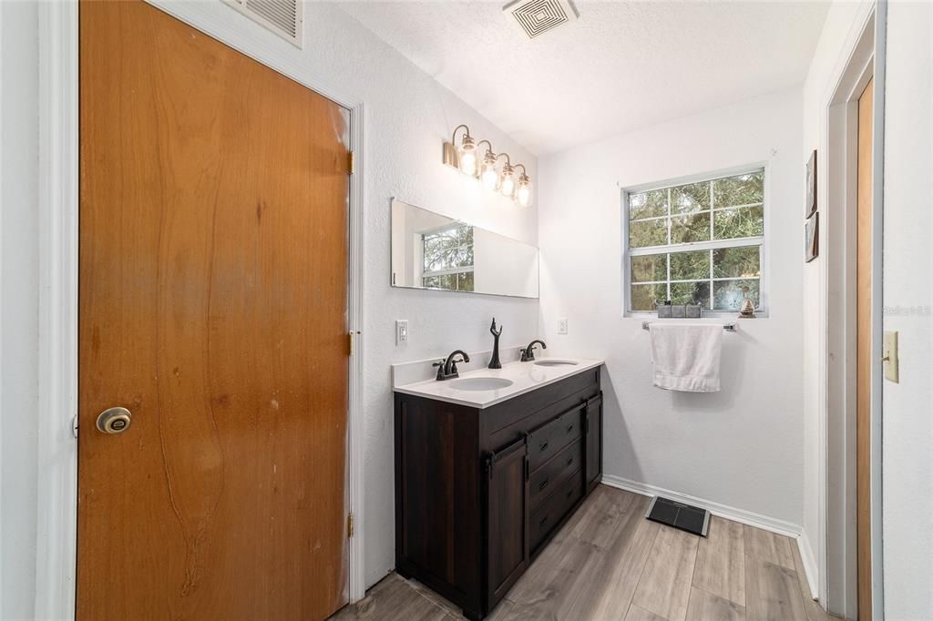 For Sale: $359,900 (3 beds, 2 baths, 1640 Square Feet)