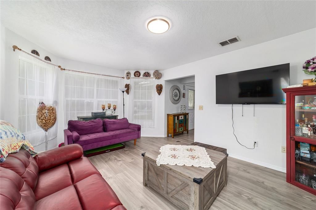 For Sale: $359,900 (3 beds, 2 baths, 1640 Square Feet)