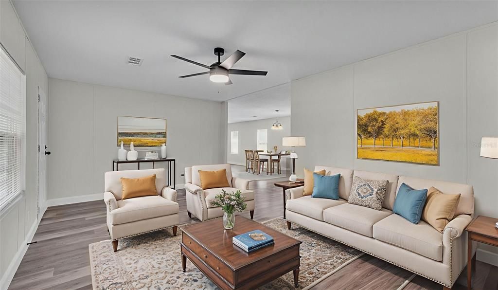 合同活跃: $249,900 (4 贝兹, 2 浴室, 2016 平方英尺)