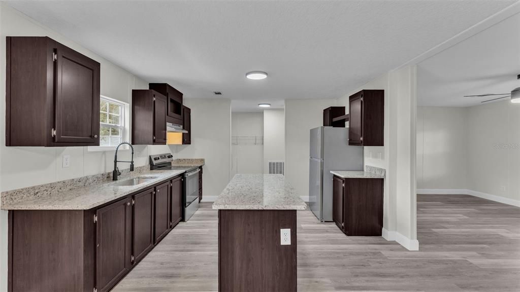 合同活跃: $249,900 (4 贝兹, 2 浴室, 2016 平方英尺)