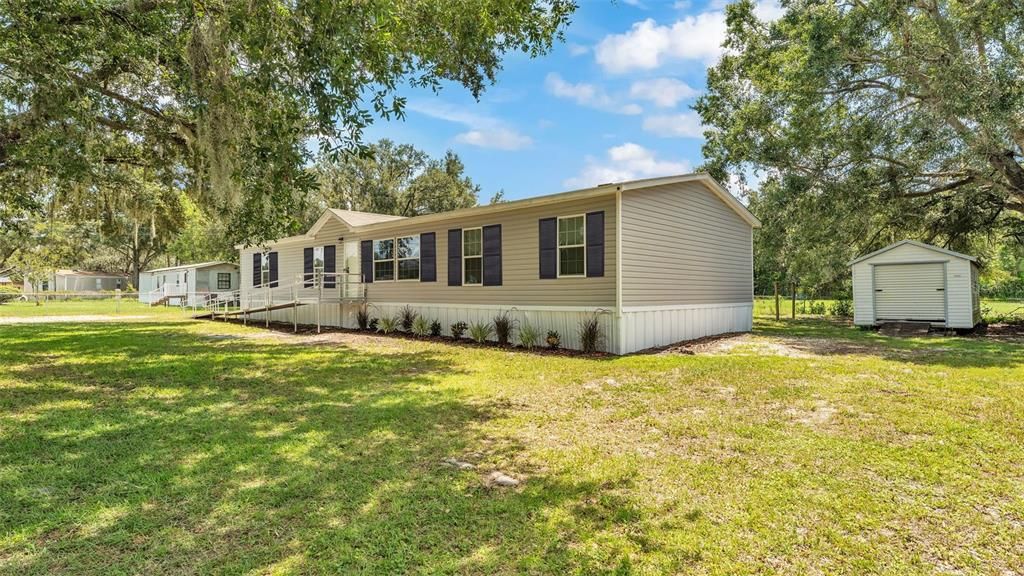 合同活跃: $249,900 (4 贝兹, 2 浴室, 2016 平方英尺)