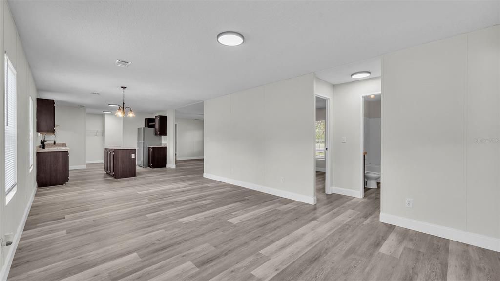 合同活跃: $249,900 (4 贝兹, 2 浴室, 2016 平方英尺)