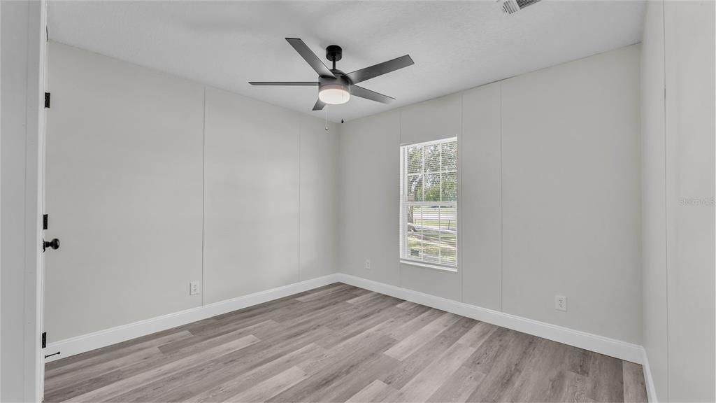 合同活跃: $249,900 (4 贝兹, 2 浴室, 2016 平方英尺)