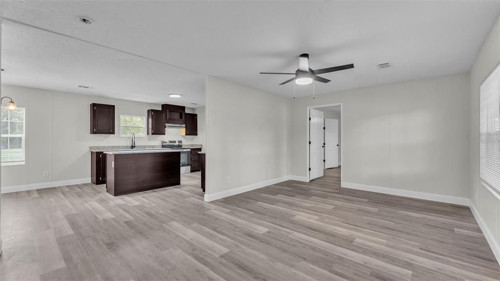 合同活跃: $249,900 (4 贝兹, 2 浴室, 2016 平方英尺)