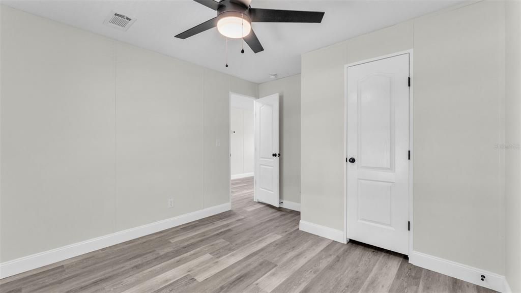 合同活跃: $249,900 (4 贝兹, 2 浴室, 2016 平方英尺)