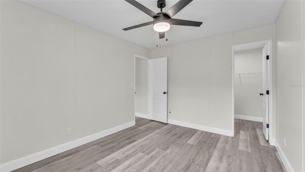 合同活跃: $249,900 (4 贝兹, 2 浴室, 2016 平方英尺)