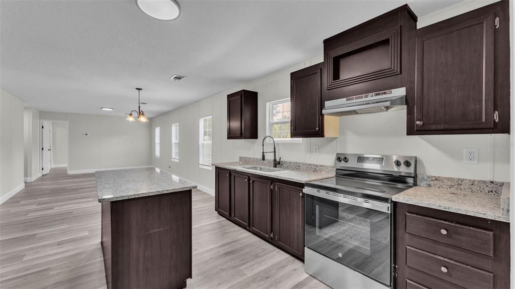 合同活跃: $249,900 (4 贝兹, 2 浴室, 2016 平方英尺)