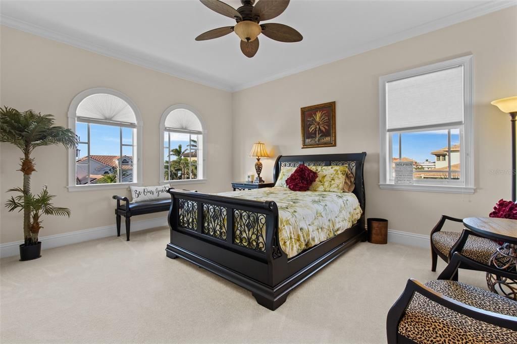 出租: $12,500 (5 贝兹, 5 浴室, 5798 平方英尺)