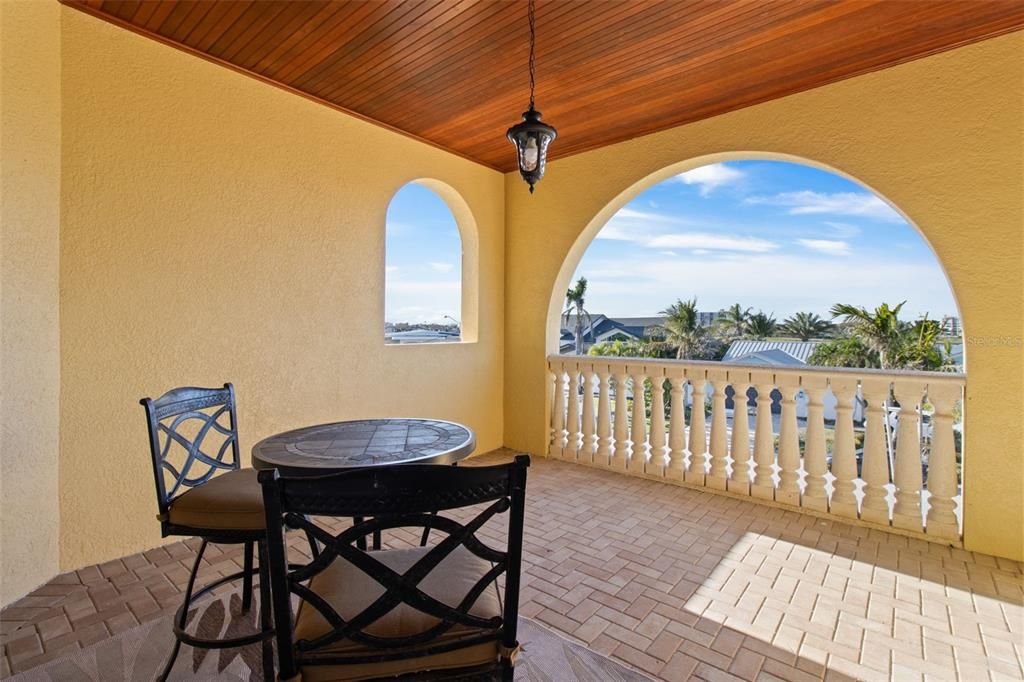 出租: $12,500 (5 贝兹, 5 浴室, 5798 平方英尺)