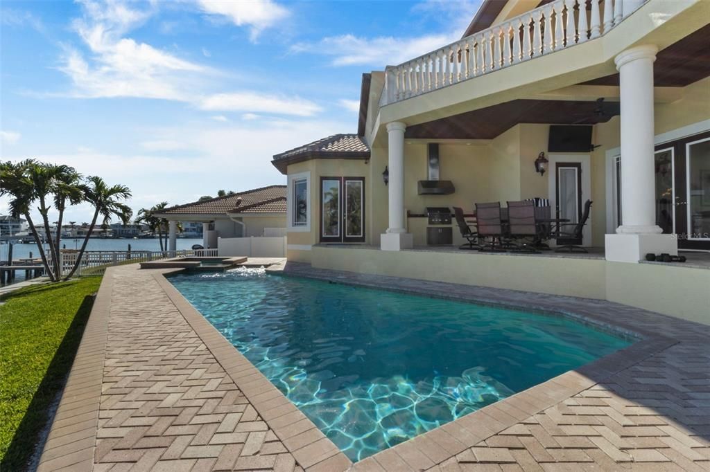 出租: $12,500 (5 贝兹, 5 浴室, 5798 平方英尺)