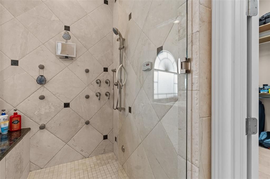 出租: $12,500 (5 贝兹, 5 浴室, 5798 平方英尺)