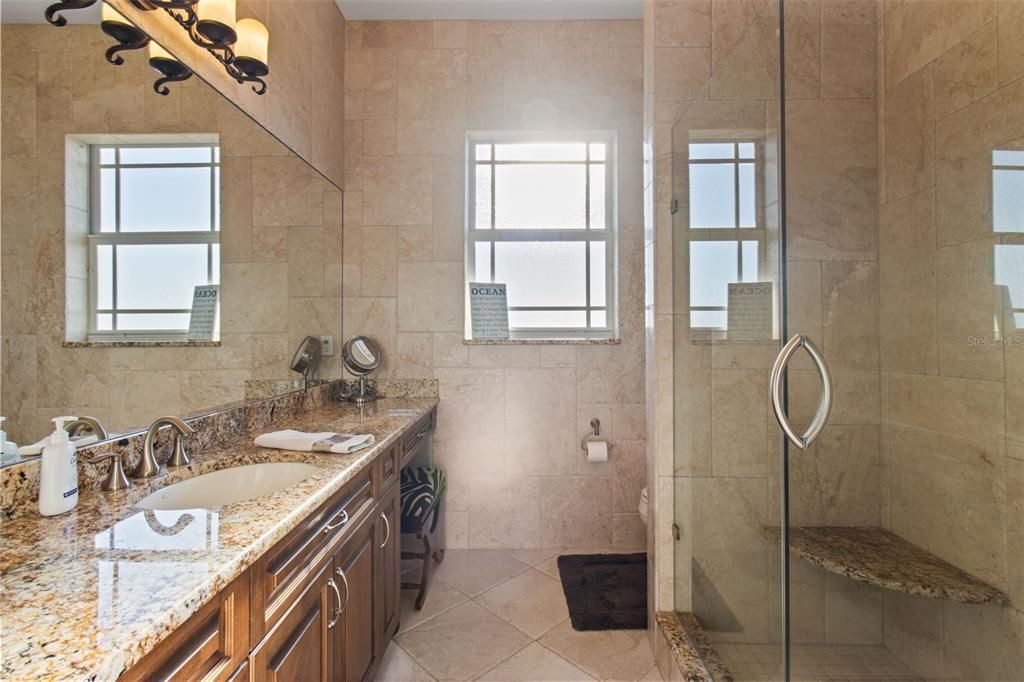 出租: $12,500 (5 贝兹, 5 浴室, 5798 平方英尺)