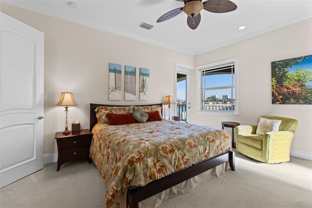 出租: $12,500 (5 贝兹, 5 浴室, 5798 平方英尺)