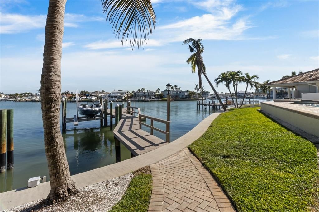 出租: $12,500 (5 贝兹, 5 浴室, 5798 平方英尺)