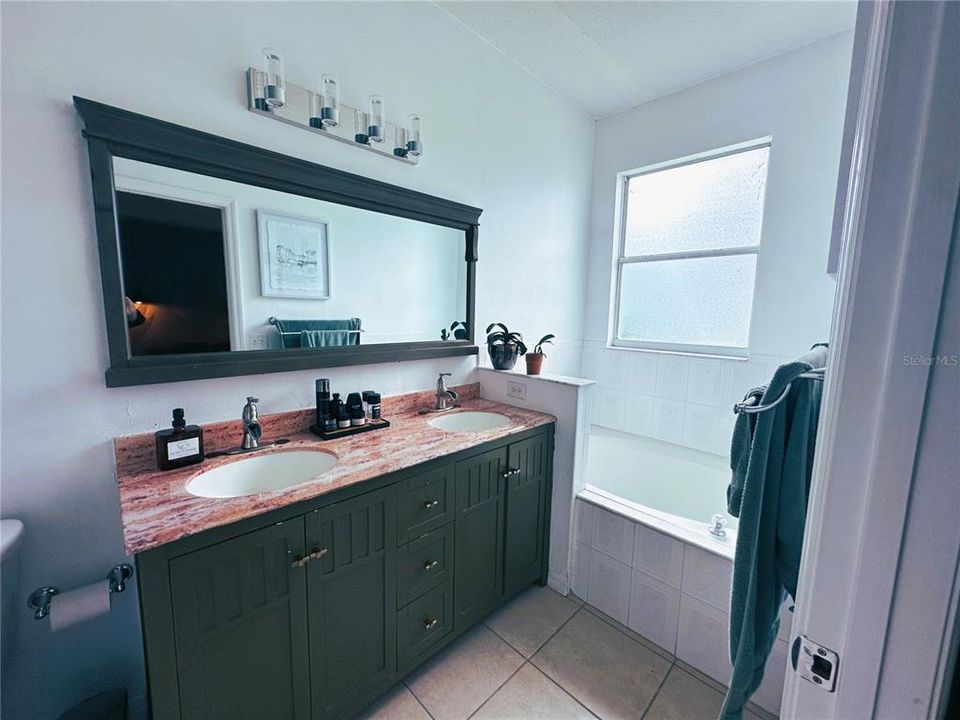 Active With Contract: $382,500 (4 beds, 2 baths, 1581 Square Feet)