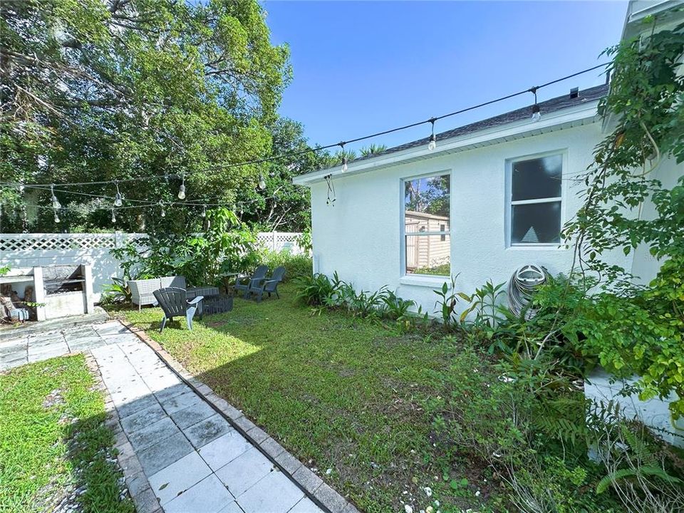 Active With Contract: $382,500 (4 beds, 2 baths, 1581 Square Feet)