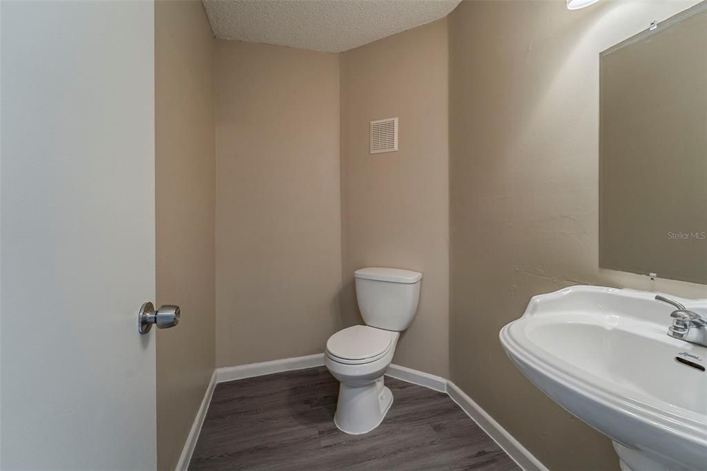 Под контрактом: $380,000 (3 спален, 2 ванн, 1603 Квадратных фут)